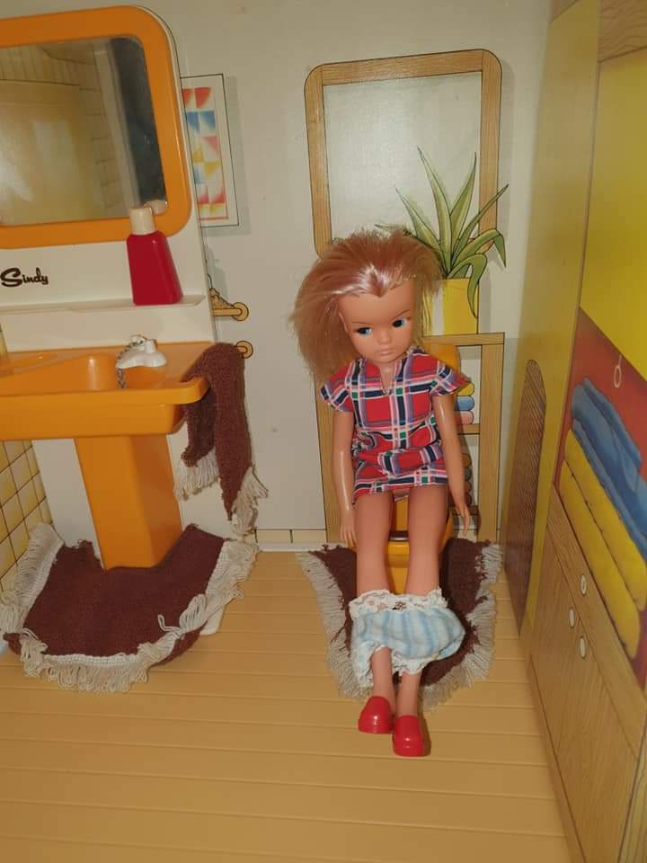 vickigaunt's tweet photo. @BBCTheOneShow I have all my vintage Sindys. She's better than Barbie imo. Absolutely adore Sindy and the house and Furniture from 70s/80s. https://t.co/rZieoNQJir