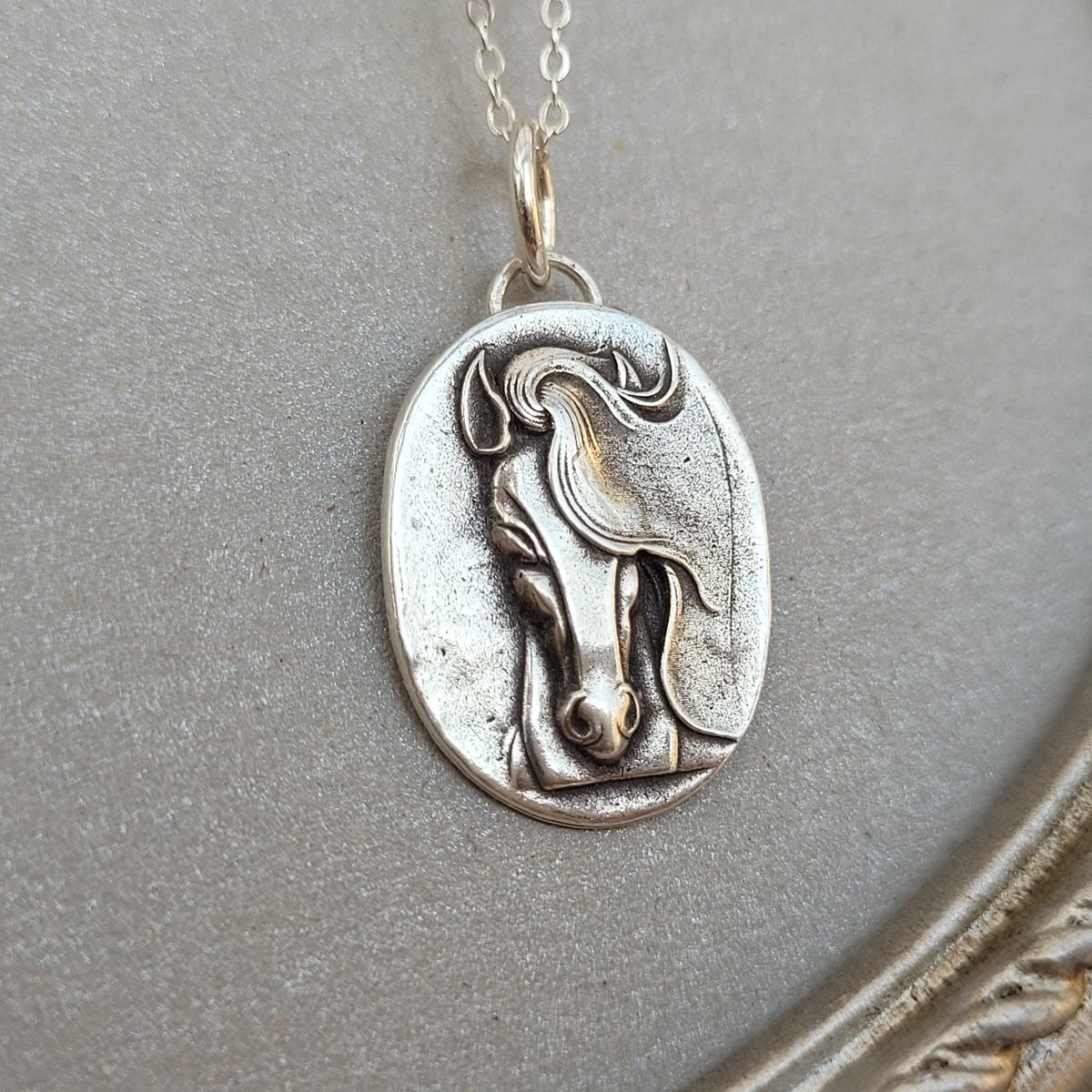 animoART's tweet image. Sofort versandbereit,  Kettenanhänger "eleganter Pferdekopf" recyceltes Sterlingsilber, handgefertigt 
Anhänger "eleganter Pferdekopf"
"Das Glück der Erde liegt auf dem Rücken der Pferde."
Der stilvolle Pferdekopf ist ein hübscher Talisman für Pferdefans &amp;amp; Reiter.
Handgefer...