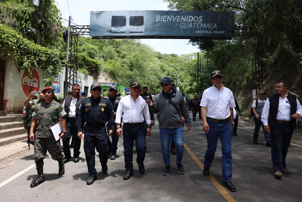 DiariodeCA's tweet photo. @LC_DCA @mmaczDCA @PNCdeGuatemala Además, participaron representantes del @Ejercito_GT, del Instituto de @MigracionGuate y de la @SATGT.

✍🏻 @LC_DCA
📷 @mmaczDCA https://t.co/JNM8Lcp4pr