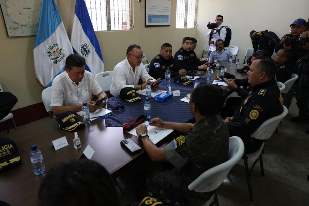 <a href="/LC_DCA/">LC - DCA</a> @mmaczDCA <a href="/PNCdeGuatemala/">PNC de Guatemala</a> Además, participaron representantes del <a href="/Ejercito_GT/">Ejército de Guatemala</a>, del Instituto de <a href="/MigracionGuate/">Migración Guatemala</a> y de la <a href="/SATGT/">SAT Guatemala</a>.

✍🏻 <a href="/LC_DCA/">LC - DCA</a>
📷 @mmaczDCA