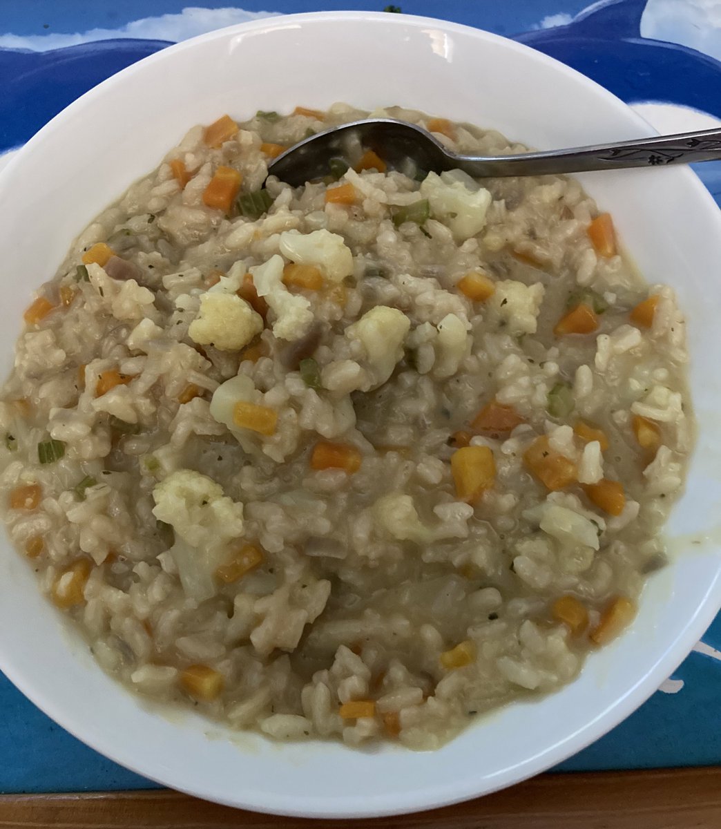 emmacook's tweet image. My most favourite thing of now working hybrid with days at home is being able to still take delivery of a lovely fresh veg box from @BumblesGG and then knock up things like veggie risotto for my tea. Thanks Mr &amp;amp; Mrs Bumble 🥦🌶️🧅🧄🥕🥔🍏🍎🍌🍋🍓🫐🥰
