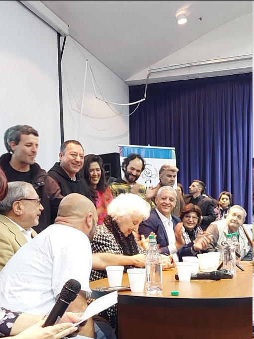 #Argentina le #Abuelas de #PlazadeMayo annunciano il ritrovamento del nipote numero #Nieto133: "Abbiamo trovato il figlio di Cristina Navajas e Julio Santucho, il nipote della Abuela Nélida Navajas", annuncia Estela de Carlotto commossa. Foto e info via <a href="/abuelasdifusion/">Abuelas de Plaza de Mayo</a>