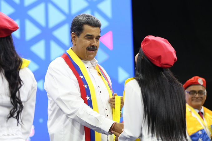 mippci_ven's tweet photo. 📢¡𝐀𝐬í 𝐥𝐨 𝐃𝐢𝐣𝐨!  

Pdte. @NicolasMaduro : El objetivo es construir un poderoso sistema de salud, de calidad, público para el pueblo de Venezuela, nosotros los estamos formando.

#AmigoComandante https://t.co/TB5bHNeA7w