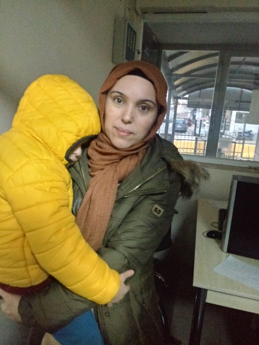 Nagehan Yüksel, üç çocuk annesi KHK'lı bir öğretmen ve Şubat 2022'den beri cezaevinde.

Nagehan Hanım, en küçük çocuğu Yusuf Yiğit ile Eskişehir Cezaevinde birlikte kalıyor. 

“Çocukların hayallerini dört duvar arasında kurmadığı dondurma için haftalarca beklemediği her mazgal