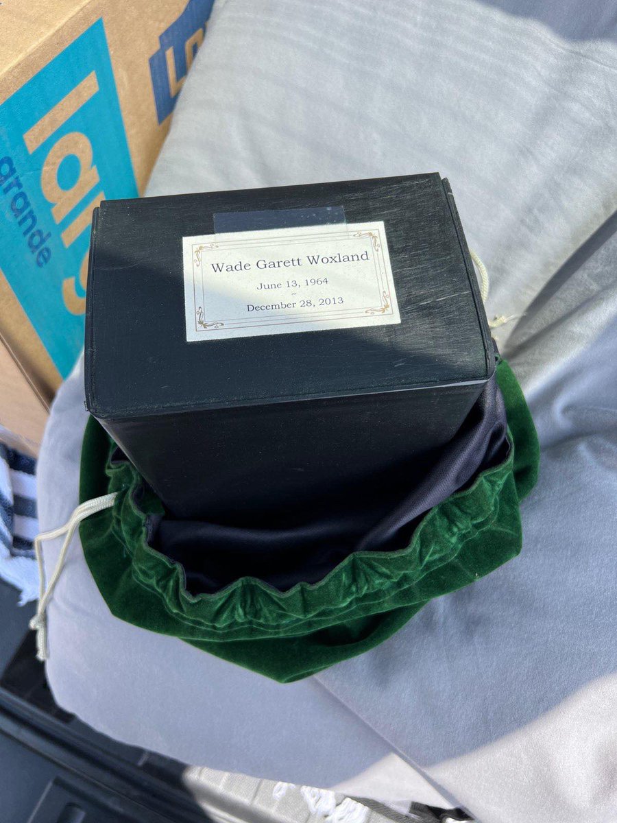 omaha_scanner's tweet image. Please share! 

Overnight, a roof cargo bag was stolen from a vehicle in the Aloft Hotel parking lot near 62nd and Center Street. Inside the cargo bag was two green velvet bags containing the ashes of a deceased dad/husband. The family is traveling to VA to bury the ashes. Please…