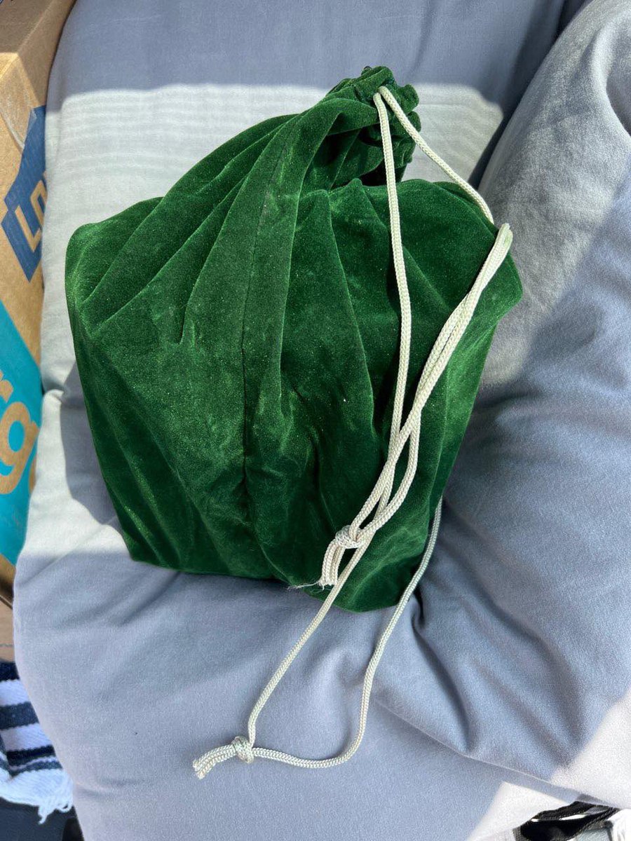 omaha_scanner's tweet image. Please share! 

Overnight, a roof cargo bag was stolen from a vehicle in the Aloft Hotel parking lot near 62nd and Center Street. Inside the cargo bag was two green velvet bags containing the ashes of a deceased dad/husband. The family is traveling to VA to bury the ashes. Please…