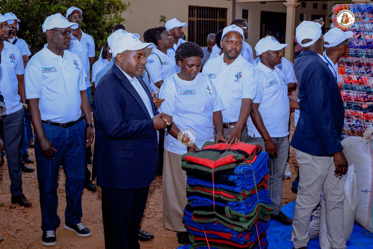 Gitega's tweet image. Dans le cadre des activités de la semaine dédiée à l'assurance au #Burundi. L'@ArcaBurundi en duo avec les sociétés d’assurance et les sociétés de courtage d’assurance a octroyé au Centre d’Appareillage et de Rééducation (#CNAR) une assistance constitue des vivres et non vivres..