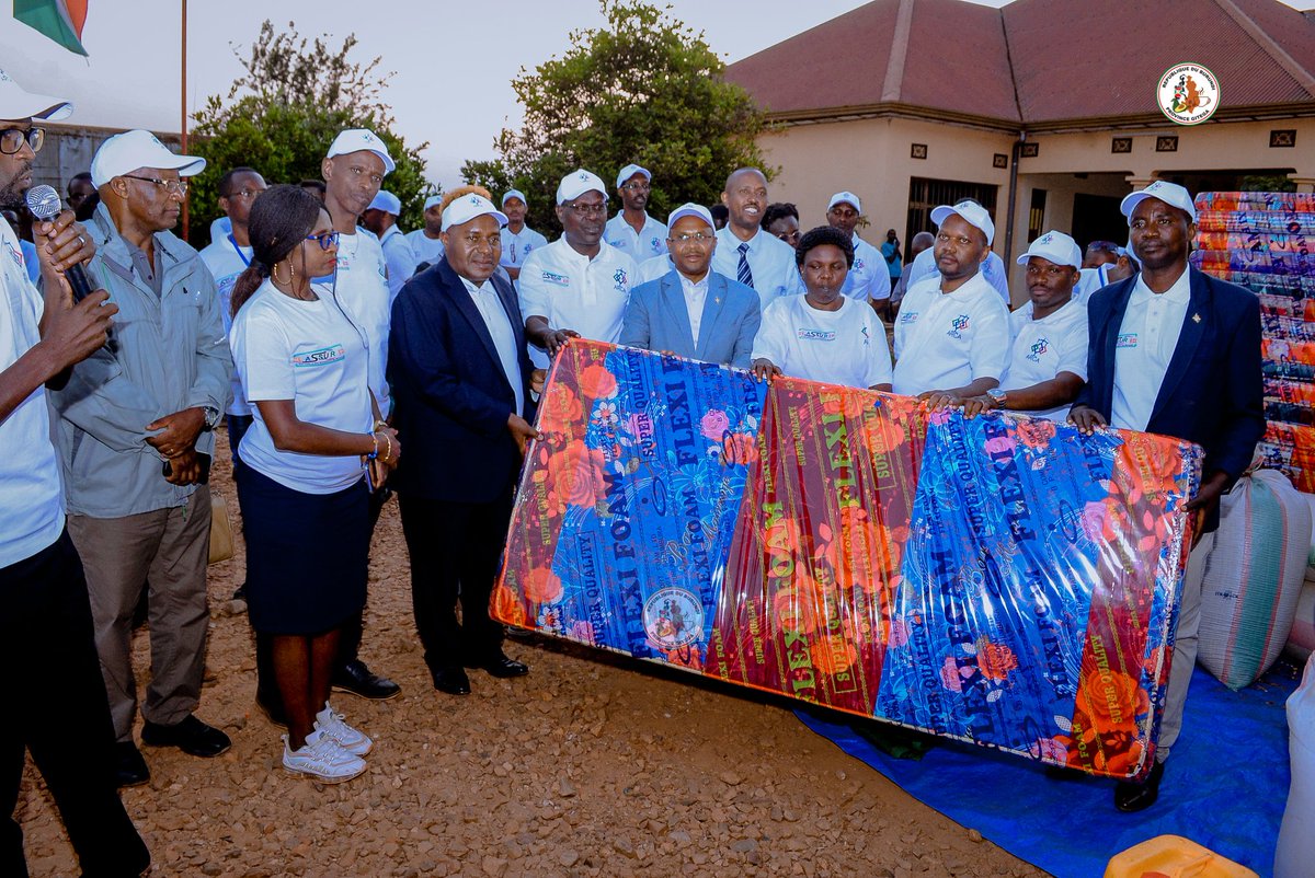 Gitega's tweet image. Dans le cadre des activités de la semaine dédiée à l'assurance au #Burundi. L'@ArcaBurundi en duo avec les sociétés d’assurance et les sociétés de courtage d’assurance a octroyé au Centre d’Appareillage et de Rééducation (#CNAR) une assistance constitue des vivres et non vivres..