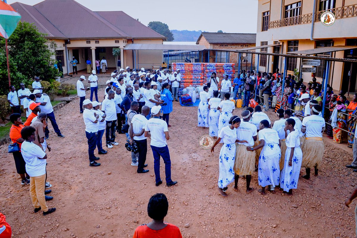Gitega's tweet image. Dans le cadre des activités de la semaine dédiée à l'assurance au #Burundi. L'@ArcaBurundi en duo avec les sociétés d’assurance et les sociétés de courtage d’assurance a octroyé au Centre d’Appareillage et de Rééducation (#CNAR) une assistance constitue des vivres et non vivres..