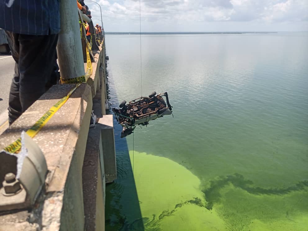 cperezampueda's tweet photo. #28Jul | Se localizó y recuperó el vehículo del Lago de Maracaibo, que el día de ayer en horas de la tarde, se precipitó desde el puente Rafael Urdaneta a la altura de la Pila N° 26. https://t.co/vr7YgxD3Qp