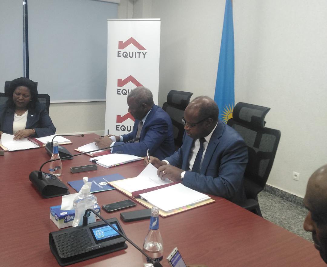 IGIHE's tweet photo. 🚨𝐀𝐌𝐀𝐊𝐔𝐑𝐔 𝐌𝐀𝐒𝐇𝐘𝐀🚨

Equity Group yegukanye Cogebanque Plc, nyuma yo gushyira umukono ku masezerano yo kugura imigabane ingana na 91.93% yari ifitwe n'abanyamigabane barimo Guverinoma y'u Rwanda na Sanlam. 

Ni ihererekanya rifite agaciro ka miliyari 54 Frw, ryahise rituma Equity Bank iba banki ya kabiri nini mu Rwanda.