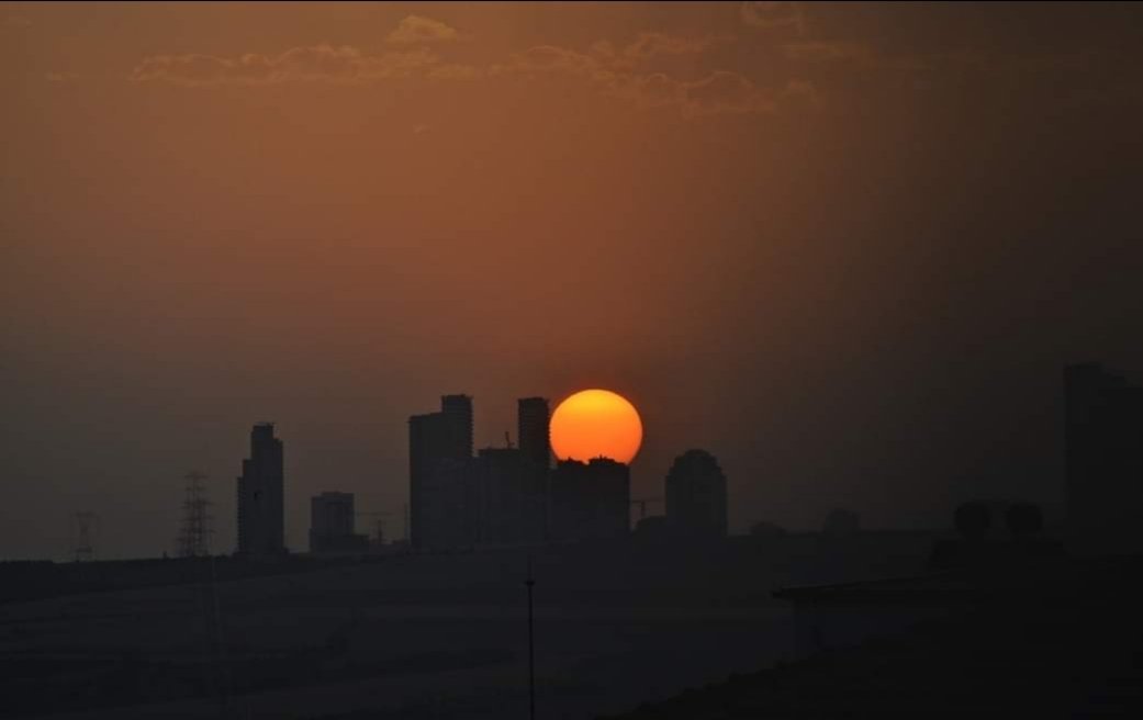 Gün bitti sevdiceğim;
Geriye kalan posa.
Bu serin güz akşamında
Geç otur karşıma sessizce,
Devam et ördüğün hırkaya.

Metin Altıok