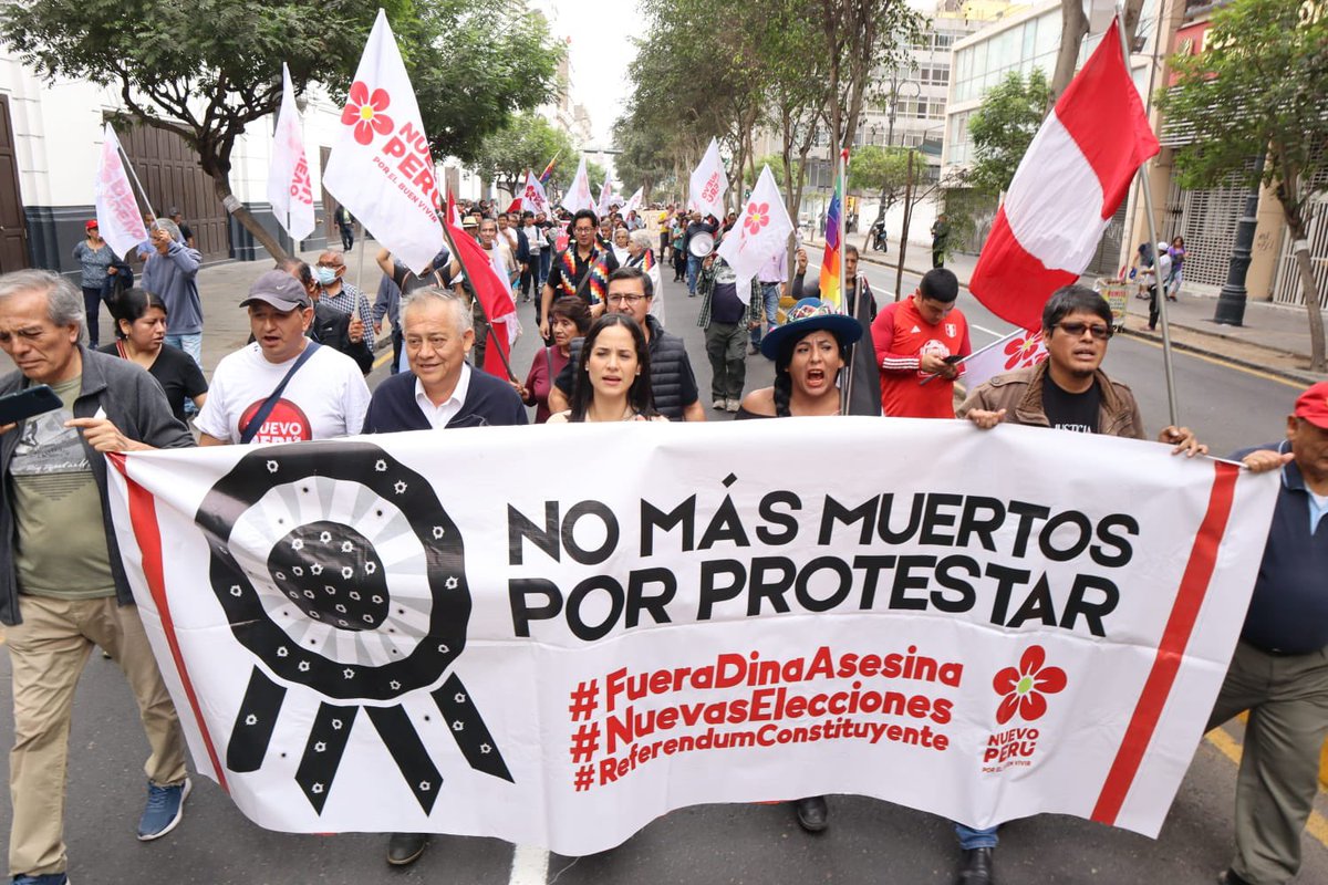 sigridbazan's tweet photo. Un 28 de julio que dista mucho de ser festivo. Aquí estamos, nuevamente en las calles, movilizándonos pacíficamente. Por justicia, por democracia, por un Perú para todos❤️🇵🇪 https://t.co/8Pyt4dXQre