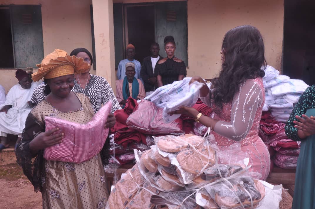 NelsonCLen4's tweet photo. Inline with the Free education agenda of @GovAgbuKefas  My wife today distributed Uniforms, sandals, socks and a sign post to the over 400 pupils of Kakara Central primary school

This was to support the effort of the Gov in making sure every child is given the right to education https://t.co/fyxavDp3nI