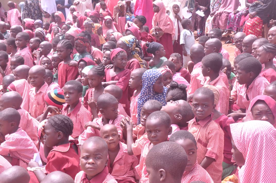 NelsonCLen4's tweet photo. Inline with the Free education agenda of @GovAgbuKefas  My wife today distributed Uniforms, sandals, socks and a sign post to the over 400 pupils of Kakara Central primary school

This was to support the effort of the Gov in making sure every child is given the right to education https://t.co/fyxavDp3nI