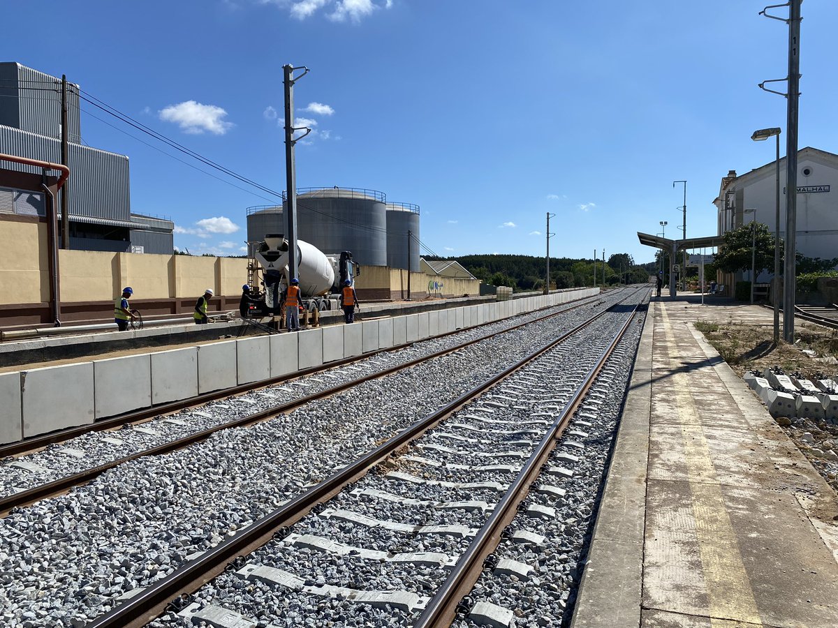 pmmrcosta's tweet image. Ramalhal, Torres Vedras, cada vez mais postes para a catenária e parte dos cais de passageiros efectuada.
Reparação do edifício de passageiros.
Julho 2023.
#caminhosdeferro #comboios #linhadooeste