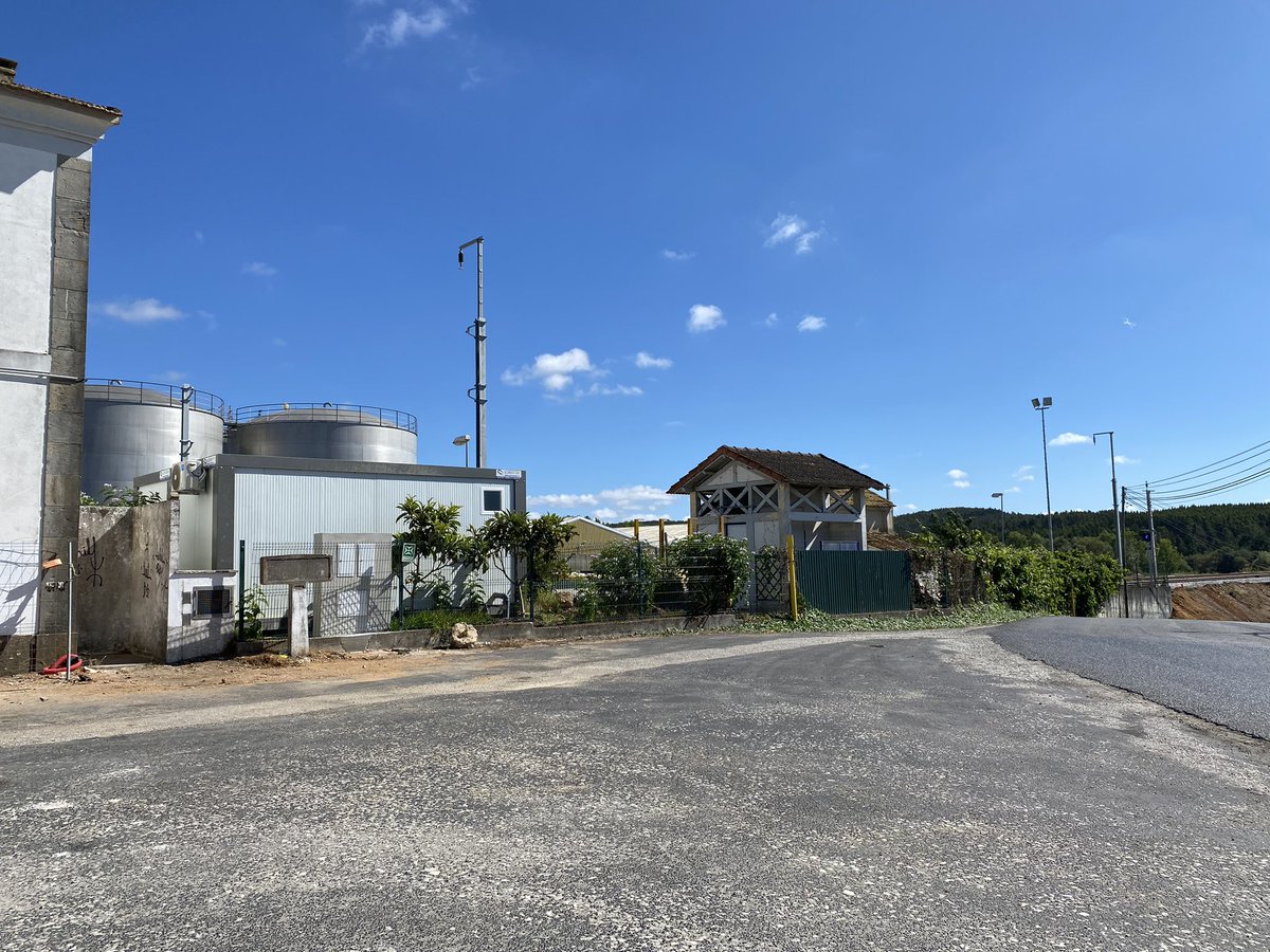 pmmrcosta's tweet image. Ramalhal, Torres Vedras, cada vez mais postes para a catenária e parte dos cais de passageiros efectuada.
Reparação do edifício de passageiros.
Julho 2023.
#caminhosdeferro #comboios #linhadooeste