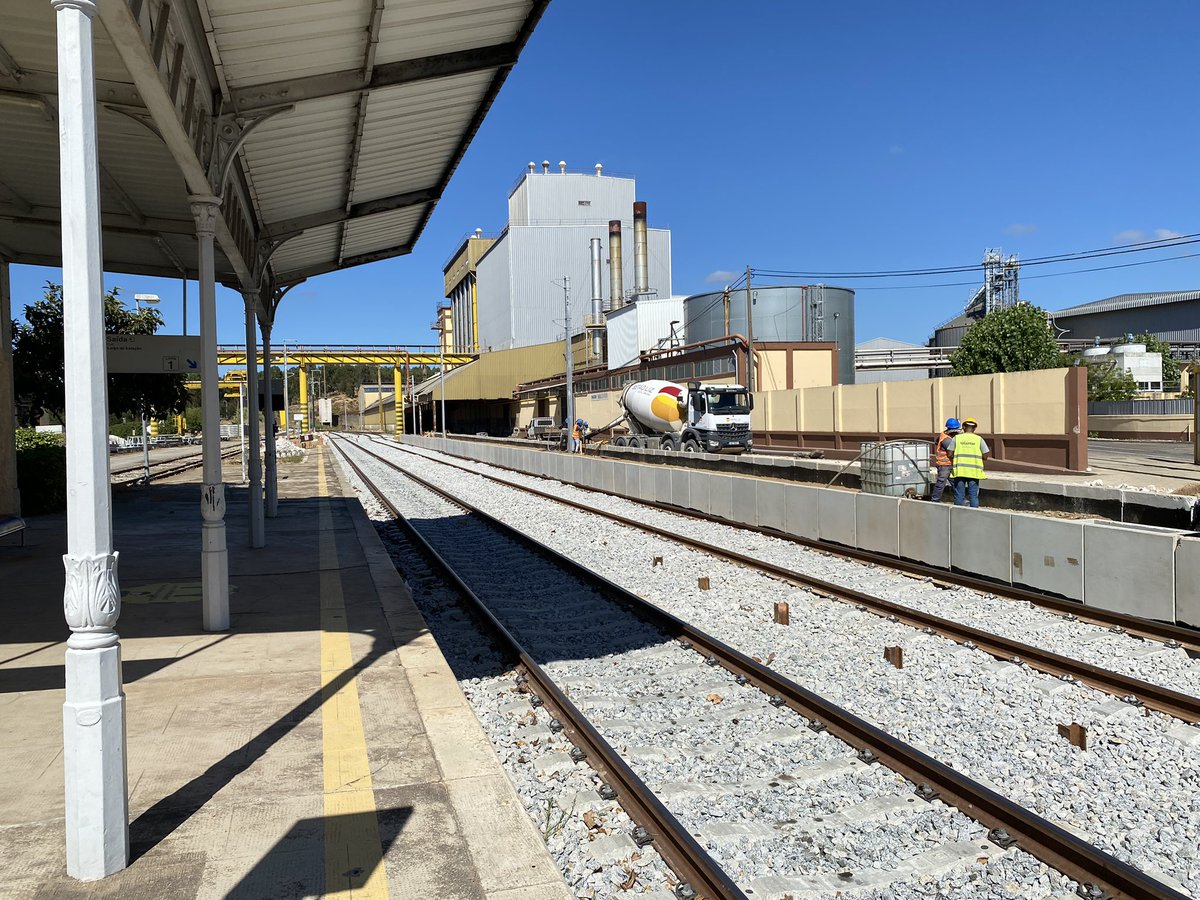 pmmrcosta's tweet image. Ramalhal, Torres Vedras, cada vez mais postes para a catenária e parte dos cais de passageiros efectuada.
Reparação do edifício de passageiros.
Julho 2023.
#caminhosdeferro #comboios #linhadooeste