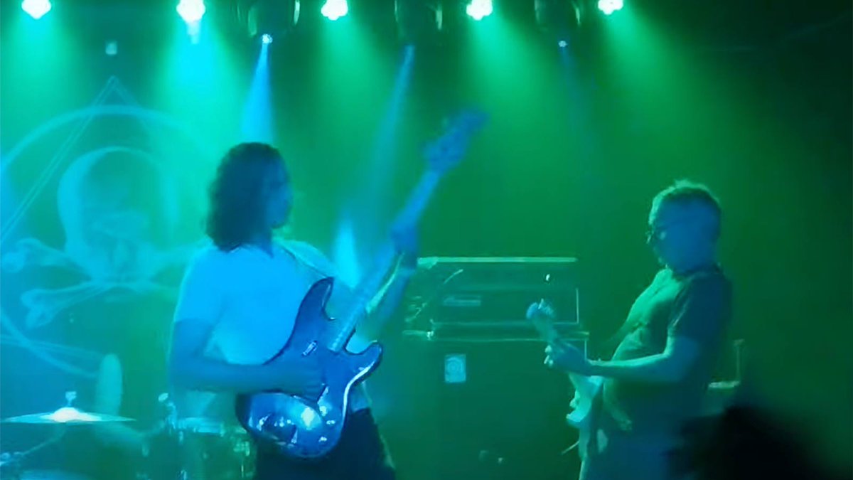🤘 See PEARL JAM guitarist Stone Gossard cover BLACK SABBATH's 'Paranoid' at Saint Vitus with TIGERCUB's Jamie Hall revolvermag.com/music/see-pear…