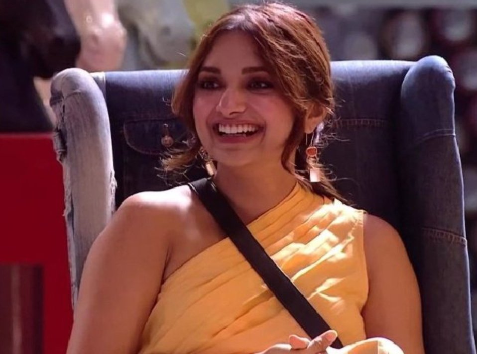 BBTak2468's tweet photo. Open Challenge To #Jiya Fans, Dam hai toh ye poll Jeet ke dikho Against #ManishaRani di

RT for 🔄#JiyaaShankar
 Like❤️ For #Manisha

#BiggBossOTT2 #BBOTT2 #JadHadid #Abhisha #ManishaRani #JiyaShankar #AbhishekMalhan #Salmankhan #Elvishraosahab #Fukrainsaan #ElvishBBWinner https://t.co/ixVyJfYvwd