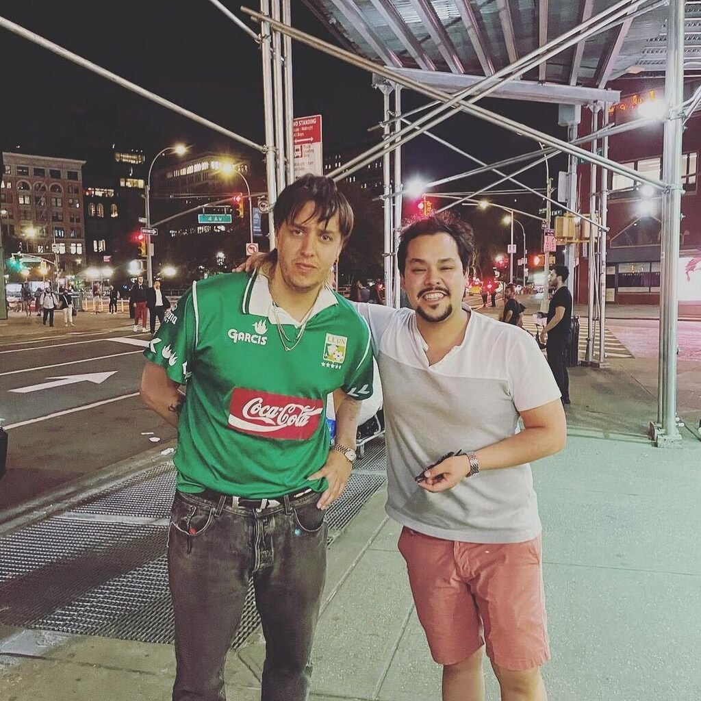FieramaniaMX's tweet photo. 🦁 Julian Casablancas, vocalista de la banda de rock The Strokes, vistiendo un lindo jersey del Club León. #Fieramanía https://t.co/HepQbGFyZg