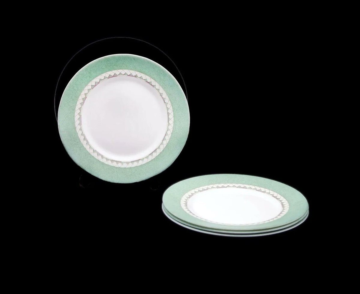 G97816960Girl's tweet photo. Arcopal glass salad plates made in France. Green and gray bars, triangles. https://t.co/vetJFCnqYp via @Etsy #BuyfromGroovy #antiqueshop #tableware #vintagetableware #Arcopal #ArcopalGreen #ArcopalFrance #Frenchglass #glasstableware #EtsySellers https://t.co/HZlyMqECRQ
