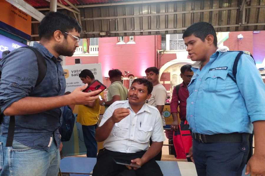 SubhasisDe39950's tweet image. এখন থেকে "যাত্রী সাথী" অ্যাপ ব্যবহার করেই যাত্রীরা হলুদ ট্যাক্সি বুক করতে পারবেন। যাত্রী সাচ্ছন্দের কথা মাথায় রেখেই এই ব্যবস্থা। আমি এই মহান উদ্যোগকে স্বাগত জানাচ্ছি। 
#YatriSathi 
#Cab 
#Hawrahstation