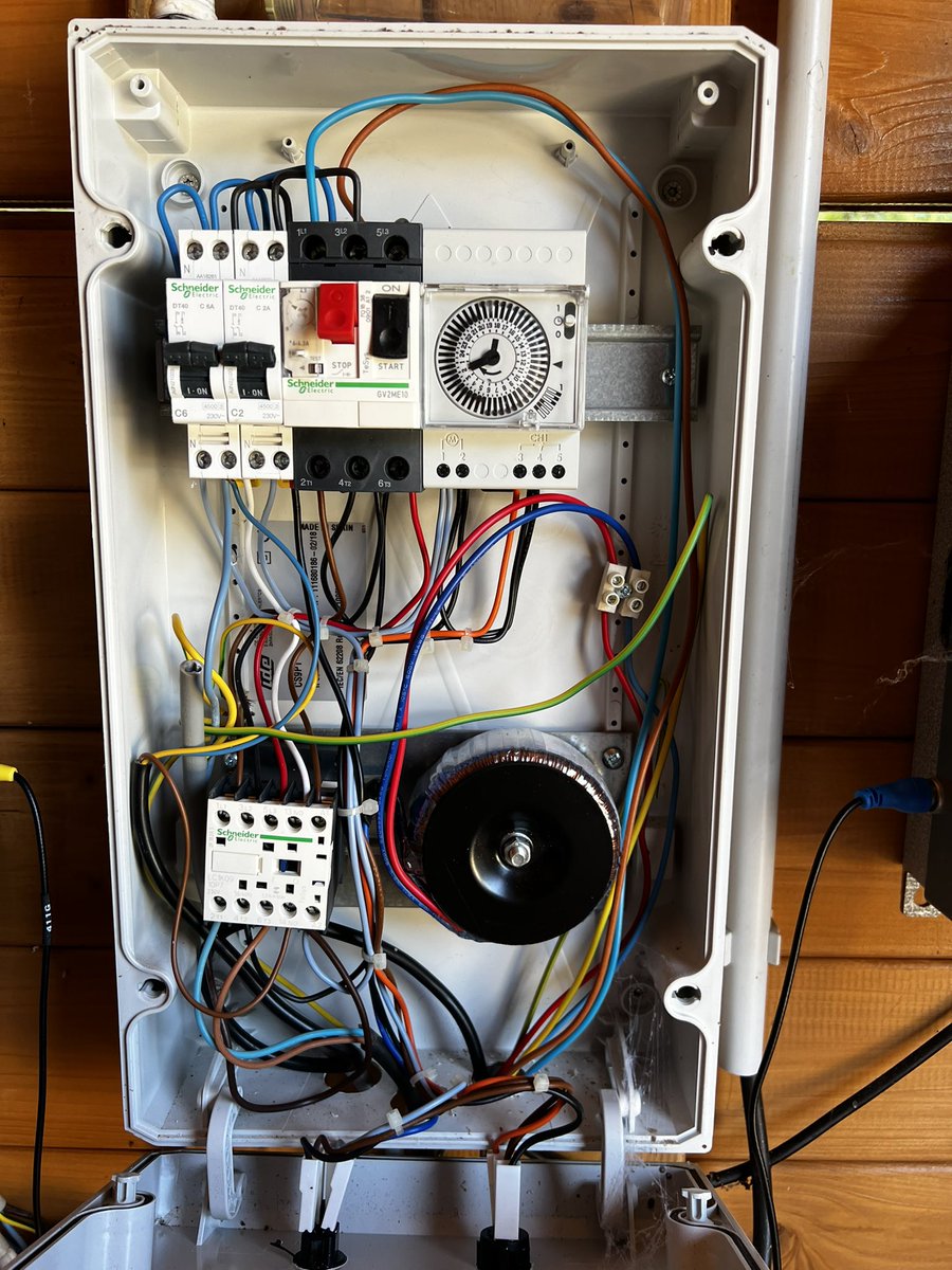 DCaussinus's tweet image. Demain je vire l’horloge pour la remplacer par une relais connecté. Tout ça parce que j’arrive plus à lire les chiffres #oldgeek