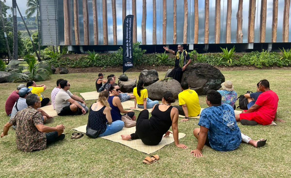 presidencepf's tweet photo. Ce jeudi matin avait lieu au Te Fare Iamanaha-Musée de Tahiti et des Iles - Te Fare Manaha, un "𝑻𝒆𝒂𝒎 𝑩𝒖𝒊𝒍𝒅𝒊𝒏𝒈" regroupant tous les agents des services et établissements placés sous la tutelle du ministère des Sports... https://t.co/GLR3Xaj2ds