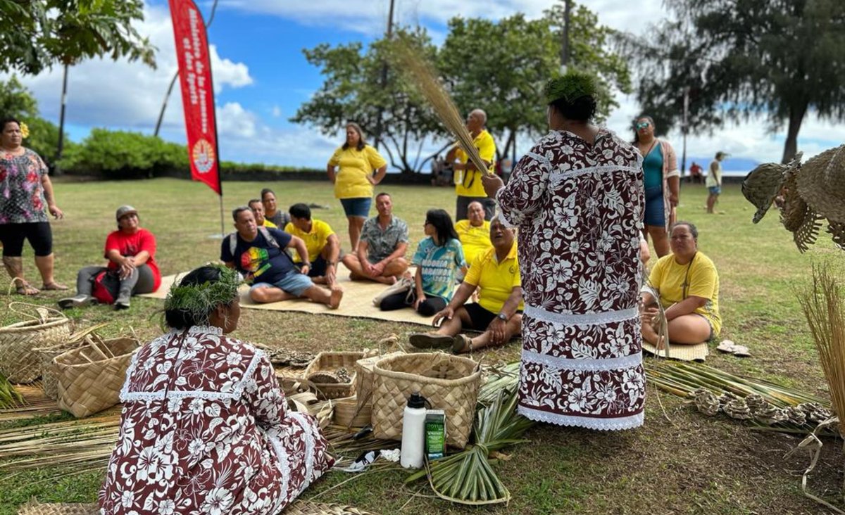 presidencepf's tweet photo. Ce jeudi matin avait lieu au Te Fare Iamanaha-Musée de Tahiti et des Iles - Te Fare Manaha, un "𝑻𝒆𝒂𝒎 𝑩𝒖𝒊𝒍𝒅𝒊𝒏𝒈" regroupant tous les agents des services et établissements placés sous la tutelle du ministère des Sports... https://t.co/GLR3Xaj2ds