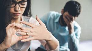 طلبت الطلاق من زوجها في شهر العسل بعد ان اكتشفت خيانته مع اخيها  عن 
طريق "اللواط" 
#محكمة_الاسرة