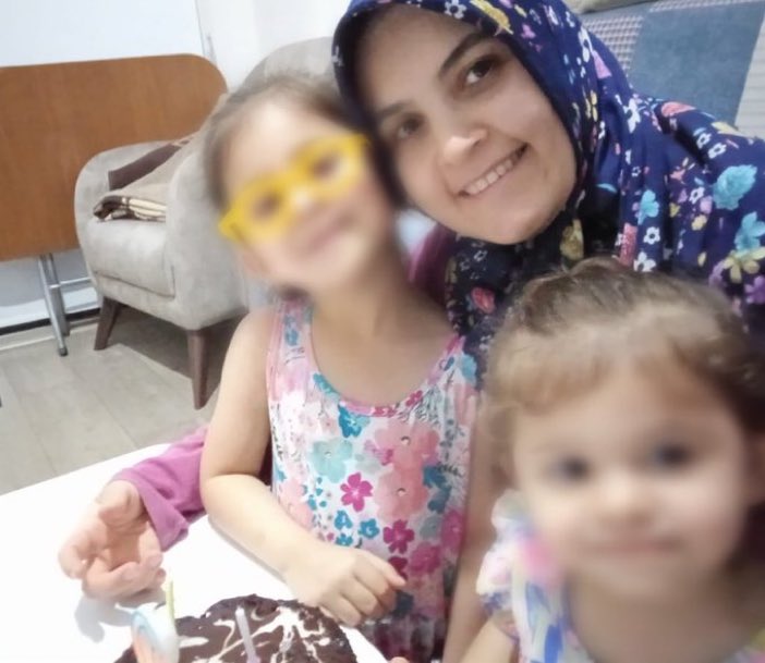 TutsakBebekler's tweet photo. Sare Hafsa (4) ve Vera Nur'un (2) annesi Ayşe Melike Çolak 6 Temmuz'dan beri cezaevinde. 
Babaları da Mayıs 2021'den  beri cezaevinde olan Sare ve Vera'nın anneleri  tutuklanınca yuvaları tamamen dağıldı.
Maalesef çocuklar düşünülmüyor.
@DeryaTR_
MustafaTürkün İnfazıErtelensin https://t.co/HLLPJXBfVc