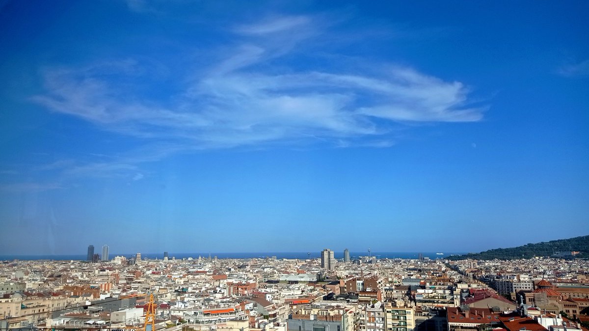 meteopuigcerda's tweet photo. Avui divendres la màxima a Puigcerdà al barri de l'estació 28.9°C.               📷  El pla de Barcelona avui a mitja tarda . https://t.co/tmizYUiDX2