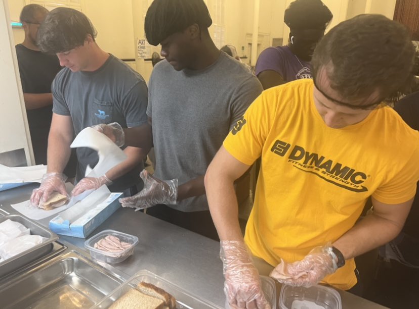 GoChoctaws_FB's tweet photo. Our amazing players were up early this morning, lending a helping hand at Stewpot! 🙌 They were spreading kindness and joy by assisting in passing out food to those in need and making a positive impact on the community! https://t.co/wUlU9LmXo7
