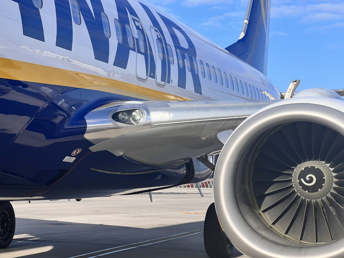 Escapar, partir, marchar, huir. Evadirse.