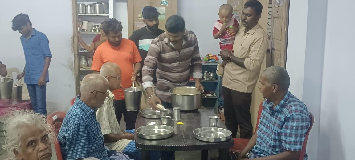 Nellaipandi353's tweet photo. இன்று அன்பு தலைவர் தனுஷ் அவர்கள் பிறந்தநாளை முன்னிட்டு பாளை ஒன்றிய தலைமை தனுஷ் நற்பணி மன்றம் சார்பாக ஆதரவற்ற முதியோர்களுக்கு சாலோம் ஆசிரமத்தில் இரவு உணவு வழங்கப்பட்டது ♥️🙏💐 @dhanushkraja
@theSreyas @DirectorS_Shiva @B_RAJA_ @PalayamkottaiD   @ambaidfc3 https://t.co/YBxPzsm8Tf