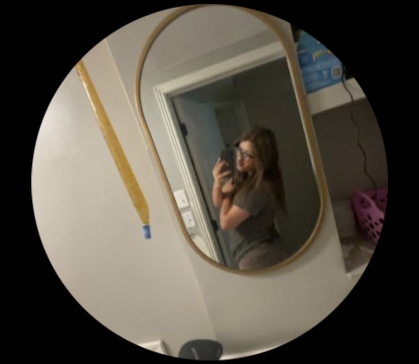 CassieKremer's tweet photo. Bitch must be mad she has more stomach then titties. Looking like shrek https://t.co/i5LDWvDNJ7
