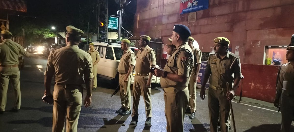 mathurapolice's tweet photo. #footpatrolling

#SSP_MTA @ShaileshP_IPS  के निर्देशन में मुहर्रम के त्यौहार के दृष्टिगत #SPCITY_MTA द्वारा मय पुलिस बल के थाना गोविन्दनगर/थाना कोतवाली क्षेत्रान्तर्गत कानून/शान्ति व्यवस्था के दृष्टिगत सुरक्षा व्यवस्था को सुदृढ़ करने हेतु भ्रमण/ पैदल गश्त किया गया । https://t.co/RMxVV6PcYF