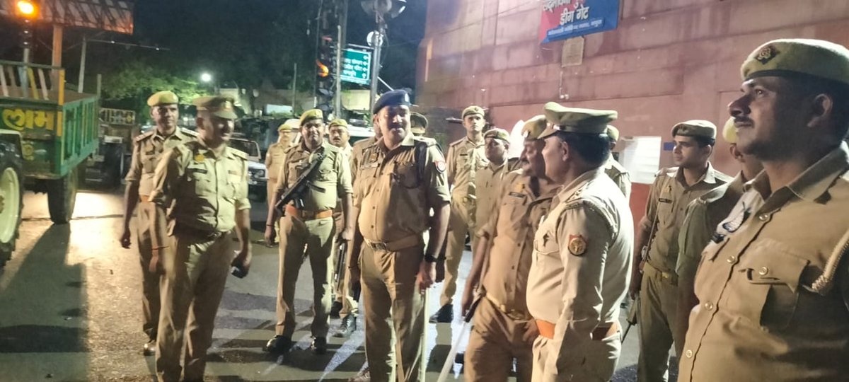 mathurapolice's tweet photo. #footpatrolling

#SSP_MTA @ShaileshP_IPS  के निर्देशन में मुहर्रम के त्यौहार के दृष्टिगत #SPCITY_MTA द्वारा मय पुलिस बल के थाना गोविन्दनगर/थाना कोतवाली क्षेत्रान्तर्गत कानून/शान्ति व्यवस्था के दृष्टिगत सुरक्षा व्यवस्था को सुदृढ़ करने हेतु भ्रमण/ पैदल गश्त किया गया । https://t.co/RMxVV6PcYF