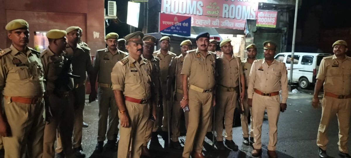 mathurapolice's tweet photo. #footpatrolling

#SSP_MTA @ShaileshP_IPS  के निर्देशन में मुहर्रम के त्यौहार के दृष्टिगत #SPCITY_MTA द्वारा मय पुलिस बल के थाना गोविन्दनगर/थाना कोतवाली क्षेत्रान्तर्गत कानून/शान्ति व्यवस्था के दृष्टिगत सुरक्षा व्यवस्था को सुदृढ़ करने हेतु भ्रमण/ पैदल गश्त किया गया । https://t.co/RMxVV6PcYF