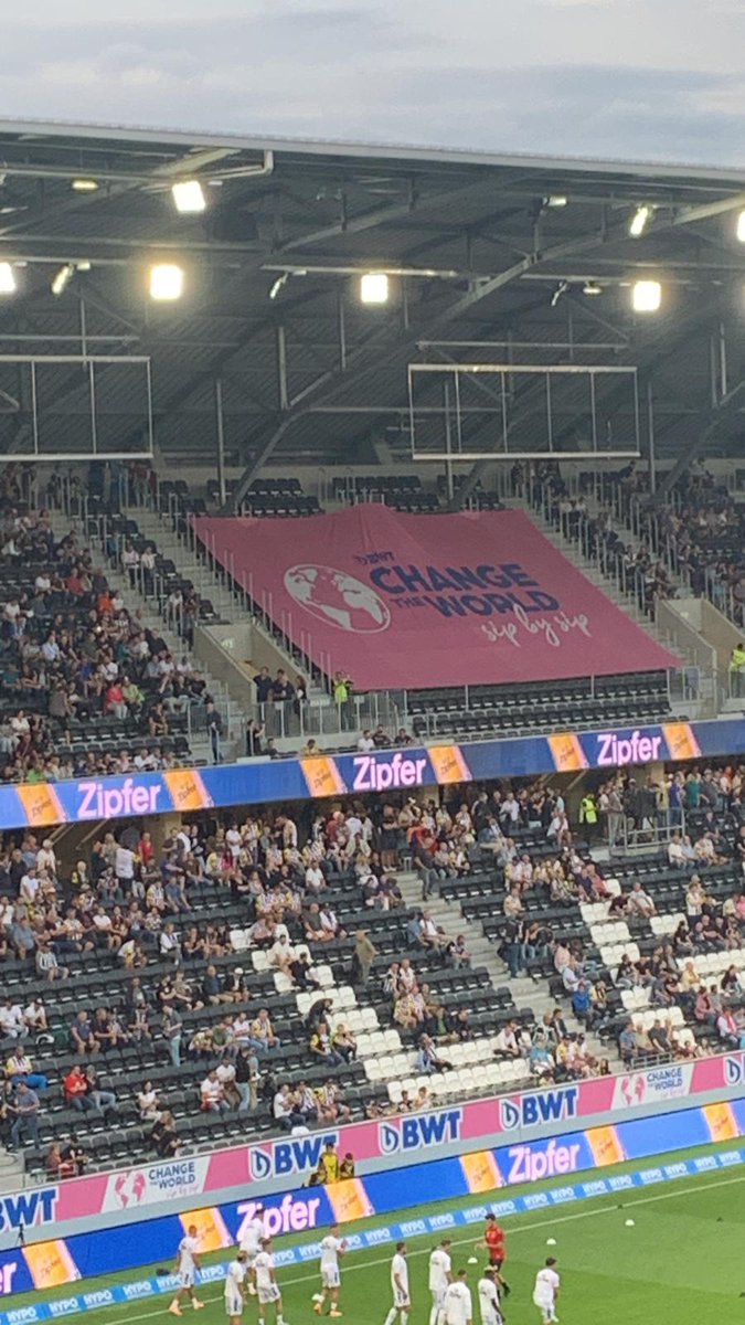 Seit1908_at's tweet photo. Bitte #Fetzn fladern !! Dann muß sich #BWT auflösen!!
#ultras #lask #ASKSCR #gemeinsamsindwirlask https://t.co/SGMDMAFi95