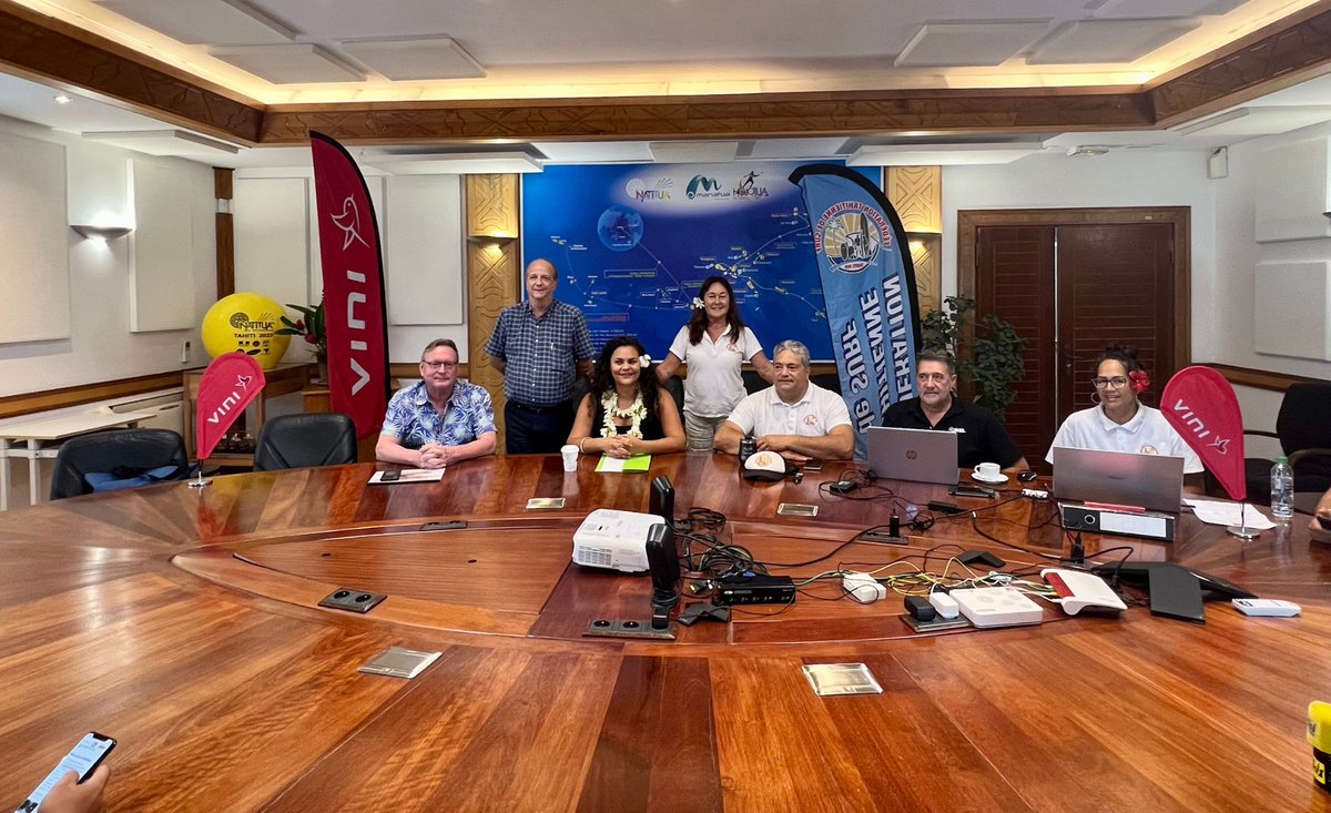 presidencepf's tweet photo. 🌊𝐒𝐇𝐈𝐒𝐄𝐈𝐃𝐎 𝐓𝐚𝐡𝐢𝐭𝐢 𝐏𝐫𝐨 𝟐𝟎𝟐𝟑 - 𝗱𝘂 𝟭𝟭 𝗮𝘂 𝟮𝟬 𝗮𝗼𝘂̂𝘁, 𝘀𝘂𝗿 𝗹𝗲 𝘀𝗽𝗼𝘁 𝗺𝘆𝘁𝗵𝗶𝗾𝘂𝗲 𝗱𝗲 𝗧𝗲𝗮𝗵𝘂𝗽𝗼’𝗼.
Nahema Temarii, ministre des Sports,  a assisté ce jeudi 27 juillet, à la conférence de presse 𝙎𝙝𝙞𝙨𝙚𝙞𝙙𝙤 𝙏𝘼𝙃𝙄𝙏𝙄 𝙋𝙍𝙊 2023. https://t.co/YEvr7m40a3