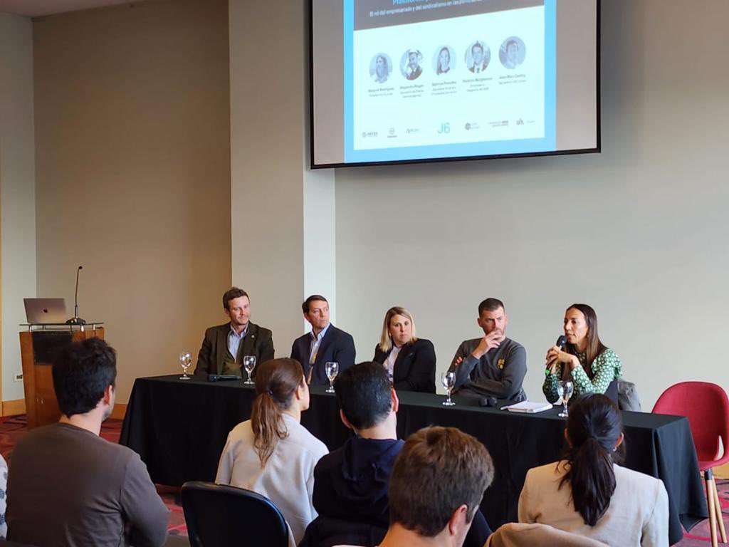 sabriparedessec's tweet photo. En el día de hoy, en la Rural, participe del panel “Diálogo Social como Plataforma para Desarrollar Talento”, en el cual se expuso sobre el rol del empresariado y del sindicalismo en las políticas de formación y empleo. Muchísimas gracias por la invitación. 
#CGT #J6 #SEC https://t.co/odTqFwuGpG