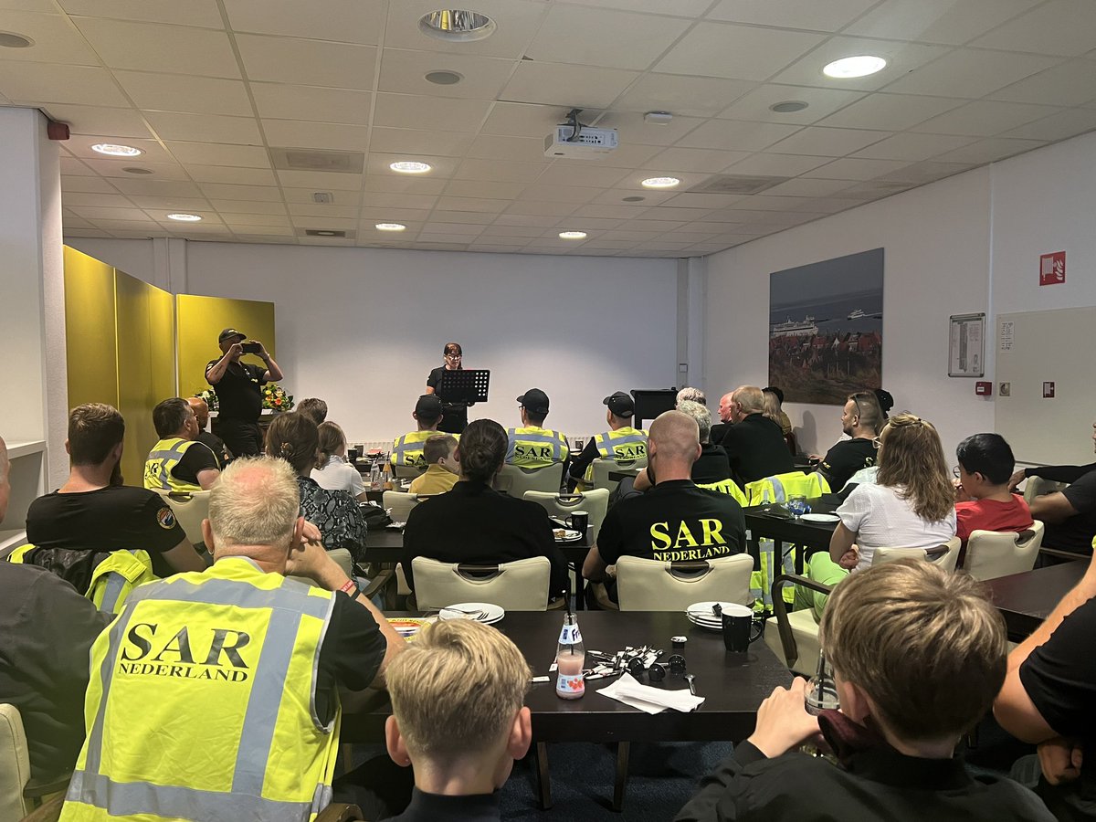 NatalieNTK's tweet photo. Wat een eer om namens BBB Fryslân de helden van het Search and Rescueteam Nederland (SAR Nederland) vanmorgen een prachtig symbool te mogen uitreiken voor al hun inspanningen en tijd tijdens de zoektocht naar de slachtoffers van het ongeluk afgelopen oktober bij Terschelling. 
We mogen trots zijn op zo’n geweldig team van betrokken en bevlogen vrijwilligers die tot het uiterste gaan. 

#helden #team #bevlogen #betrokken
#sarnederland