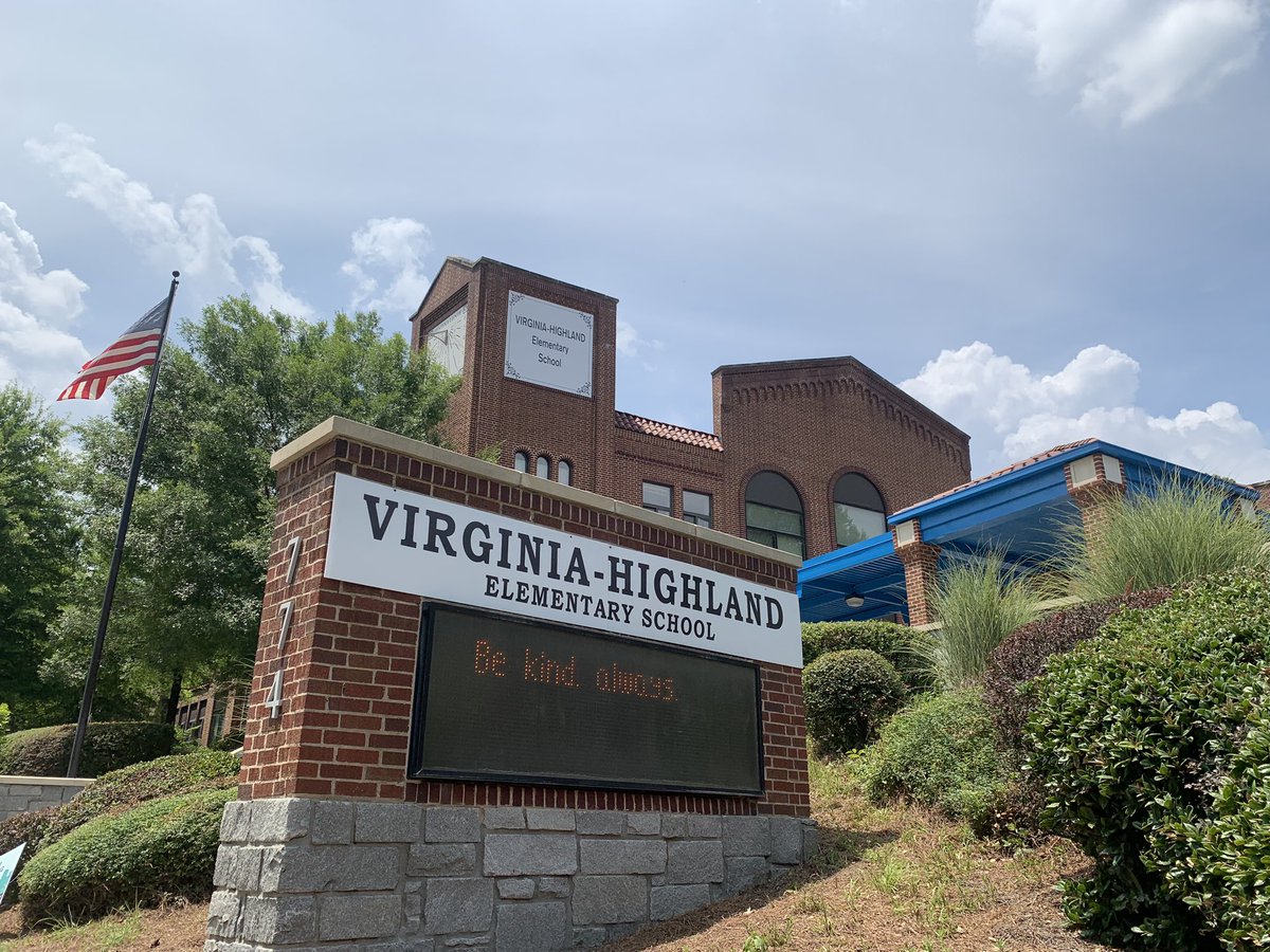 Counselor_View's tweet photo. @APS_VHE is spreading the message of kindness and community. Visiting today, I saw halls and classrooms filled with teachers working together and parents already volunteering. @CounselorBolton https://t.co/jpc84Fsgwn