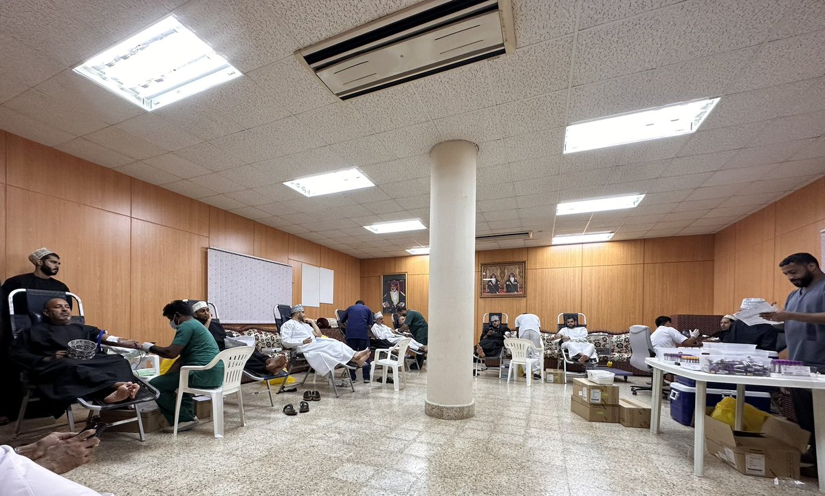 كعادتهم السنوية  وانطلاقا من المسؤولية الوطنية مجاميع من اهالي مطرح وفي يوم العاشر من المحرم ( عاشوراء ) تتبرع بالدم وقد بلغ الرقم الاولي اكثر من 150 شخص .
الشكر موصول لبنك الدم على التنظيم  وتوفير الكادر الطبي