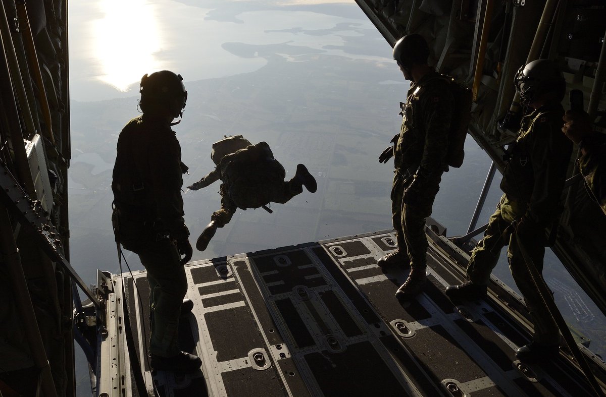 ForcesCanada's tweet photo. Saviez-vous que l’#ExMapleResolve existe depuis 17 ans? La 1re édition, en 2006, visait à former les forces opérationnelles déployées en Afghanistan. Voici quelques-unes de nos photos préférées au fil des ans.

Points bonis 💯 : Quel était le nom de cet exercice à l’origine? https://t.co/dpGzwJT7GS