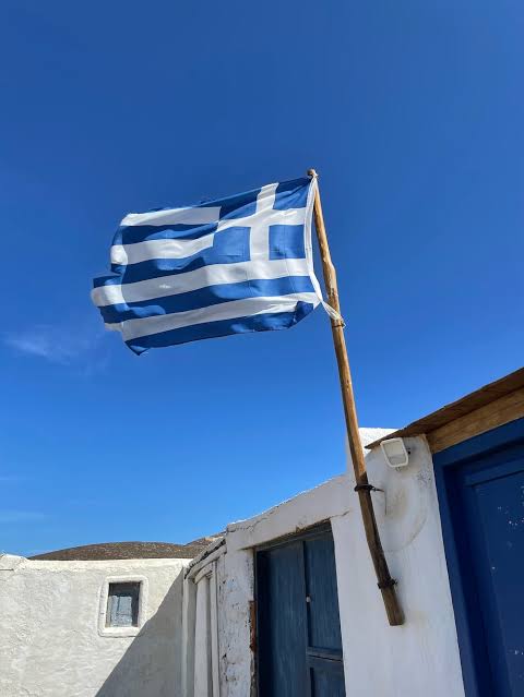 yukselhos's tweet photo. ABD'de villa önlerinde Amerikan bayrakları vardır. En çok zenginler sahiplenir o bayrağı. Çünkü onlara fırsat eşitliği sunan, vergisi karşılığında hizmet aldıkları ve zenginliklerine zenginlik katmanlarını sağlayan ülkedir. Türkiye'de ise damı akan sıvasız şehit evleri dışında şöyle şık bayrak asılmış villa tarzı ev görmemişimdir. Ortalama bir Türk zengini, devletinden vergi kaçırarak bu hâle gelmiştir. Yani devletine doğal olarak fazla borçlu görmez kendisini ve özgürlüğünün sembolünü de övünerek sağa sola asmaz. Pek tabii ki millî bakan insaf ehli kaliteli iş insanları da yok değildir ama azdır. Yunanistan'da da bayrağa sempati ABD'deki böyledir. Özellikle Türkiye'ye yakın adalarda evler, biz buradayız size karşı ileri karakoluz derecesine o bayrağı asarlar. Hatta Meis adasına bağlı Ro (Kara ada) kayalığında yaşayan Despina adındaki ihtiyar kadın her gün Türkiye'ye bakan tepeye Yunan bayrağını astığı ve tek işi bu olarak öldüğü için azize ilan edilmiş ve adına anıt dikilmiştir. Buna rağmen Ayvalık, Çeşme, Foça, Bodrum, Marmaris gibi kıyı yerleşmelerimizde insanımızca milli günler dışında bayrak pek asılmaz. Türkiye'de dindar da laik de kendisini müslüman veya Türk hissetmek için özel günlere muhtaçtır. Çünkü bir ideali, hedefi yoktur. Buna rağmen yine de mesafe kat edilmiştir. Daha bir asır evvel Anadolu insanına Türk denildiğinde hâşâ estağfurullah bizler padişahımız efendimizin ehli İslam kullarıyız derlerdi. Şimdiki durumu da İttihat ve Terakki ile ondan yetişen Cumhuriyet kadrolarına borçluyuz. Yani İslamcıların milliyetçiliği bile ittihatçıların eseridir. Bayrak ülkelerin her biri için farklı kültürel ve milli duyguların sembolüdür. Kimisi için bir futbol takımı flaması kadar önemlidir kimisi için refahın kimisi için ise işgalin sembolüdür. Örneğin ABD'de kızılderililer ABD bayrağını kendi bölgelerine ters asarlar ve işgali vurgulayarak bayrağı bir nevi reddederek asmış olurlar. ABD'de bayrak öyle enteresan bir özgürlüğü temsil eder ki 1980'lerde Teksas'ta ABD bayrağını yakan kişi mahkemede yargılanmış ve ceza almamıştır. Mahkemenin cevabı şuydu: "Bayrak özgürlüğün sembolüdür. Bu özgürlüğe bayrağı yakma özgürlüğü de dahildir. Kutsal olan kavramdır hiçbir sembol, temsil ettiği kavramdan daha kutsal olamaz. ABD Dünya'nın en özgür ülkesi olarak bunların garantörüdür."

Tabii Türkiye ile ABD'nin gelişim ve oluşum hikayeleri farklıdır ve onlara uyan bize dar veya bol gelebilir.

Bayrak özgürlüğün sembolü deriz ama aynı zamanda parasal özgürlüğün, fikir özgürlüğünün, hür teşebbüsün, konuşma özgürlüğünün ve ülkede şiddete dönüşmeyen her tür özgürlüğün de sembolüdür. Eğer bir bayrak bu özgürlükleri karşılamıyor ise özgür ülkenin egemen sınırları içerisinde hapsedilmiş yurttaşlarının kadersizliğinin sembolü olabilir örneğin İran böyledir. Türkiye'de Türk bayrağına vurgu yapan, onu gösteren ve gözümüze kakan birçok kişinin bayrak altında götürdükleri işlere tanık olmuşumdur. İşte milliyetçiliğin marka değerini mahfeden budur. Hiç düşündünüz mü neden Türkiye'de lüks semtlerdeki villaların kapıları kenarında 45⁰'lik bayrak takma aparatı bulunmaz? Niye hep bayrak bu ülkede fakir ve gariban tesellisidir? Bunların cevabını hâlâ bulamadım. Ayrıca ülkenin Arap istilasına uğrayan, her yanında arapça tabelalar bulunan ve Araplara arsa, devremülk, ev satmak için yapmadıkları kalmamış tiplerin milliyetçiliğini de samimi bulmam. Milliyetçilik Türkiye'de ayrıca acınacak haldedir. Gerçek milliyetçiler Dünyaya, sloganları da varoşlardan dışarı çıkamamaktadır. Çıkmalıdır, çıkarmalıyız. Saygılarımla.