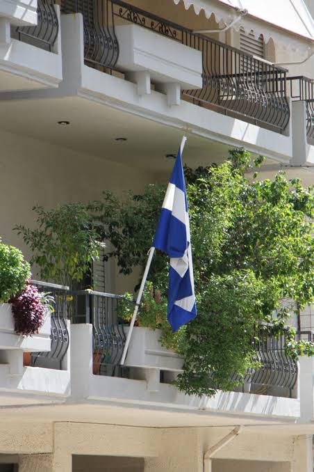 ABD'de villa önlerinde Amerikan bayrakları vardır. En çok zenginler sahiplenir o bayrağı. Çünkü onlara fırsat eşitliği sunan, vergisi karşılığında hizmet aldıkları ve zenginliklerine zenginlik katmanlarını sağlayan ülkedir. Türkiye'de ise damı akan sıvasız şehit evleri dışında