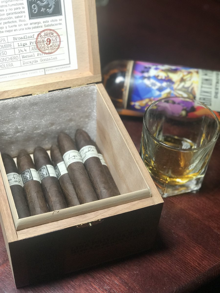 If you’re looking for a space to enjoy a great cigar and patios are too warm, take it to the Buckhead Cigar shop and lounge in the back of Dantanna's. With leather sofas, flat-screen TVs, and our food and beverage services available in the lounge, you’ll never want to leave! 🥃